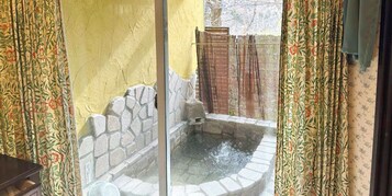 传统村舍 (British, Annex) | 浴室 | 免费洗浴用品、吹风机、拖鞋、坐浴桶
