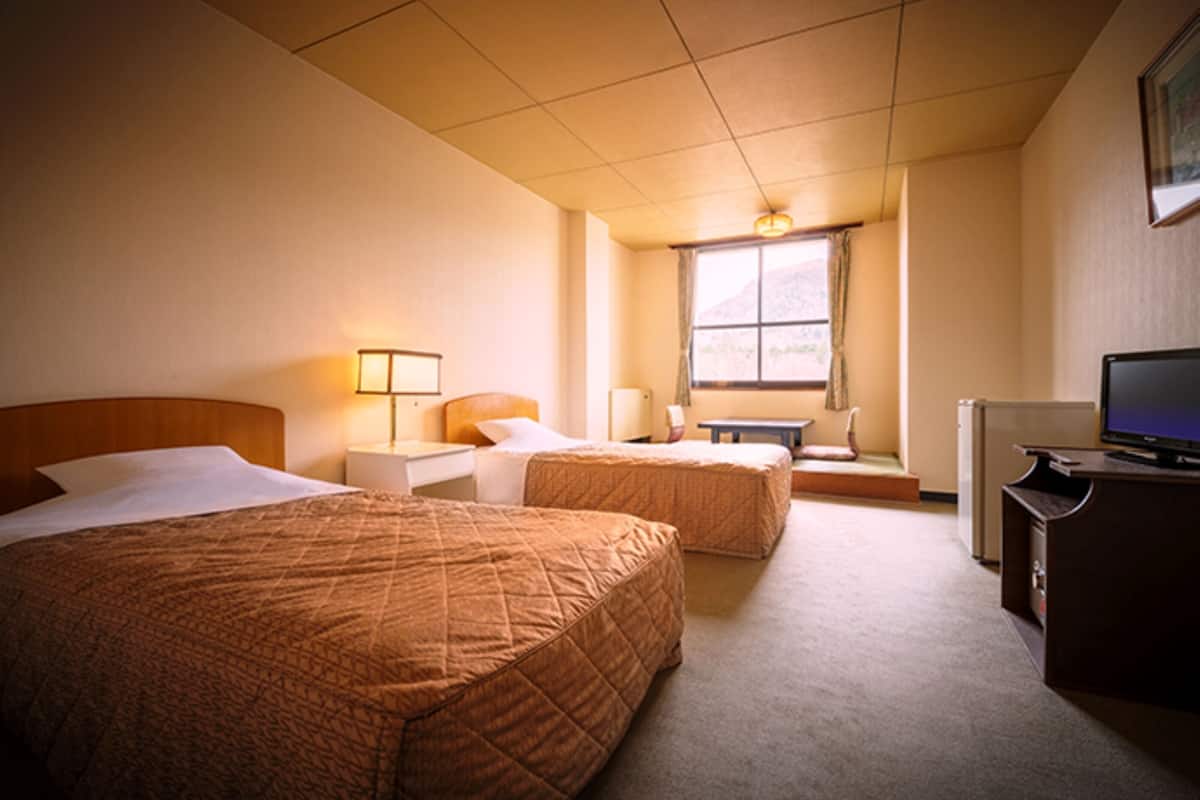 standard twin room, 2 single beds, non smoking | 1 bedroom, in-room safe