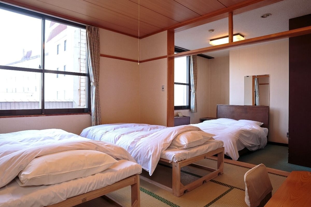 traditional triple room, 3 single beds, non smoking | 1 bedroom, in-room safe