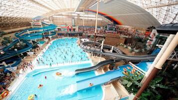 3 piscines couvertes, 2 piscines extérieures