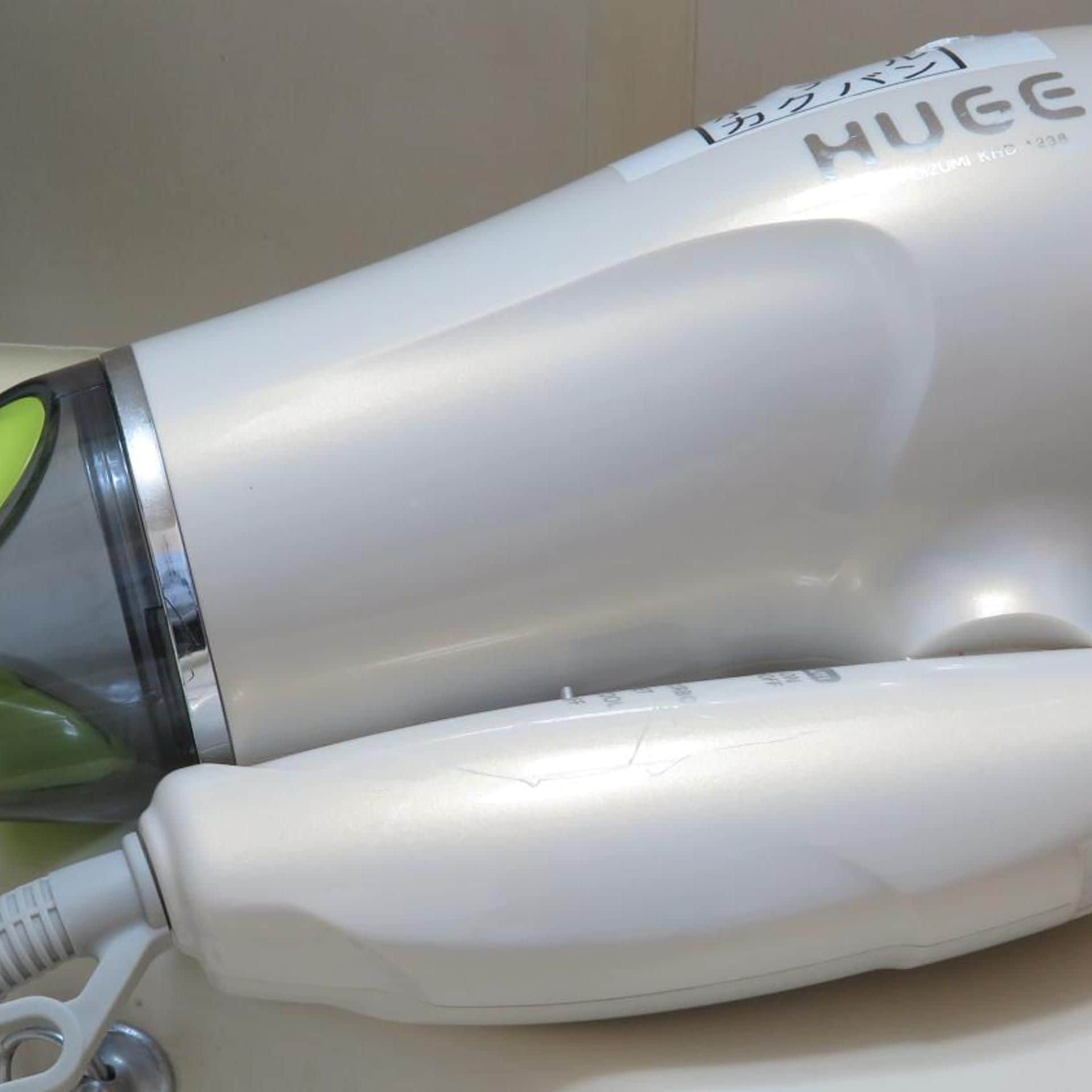 Un secador blanco con un indicador luminoso verde y una etiqueta que dice 'HUGE'.