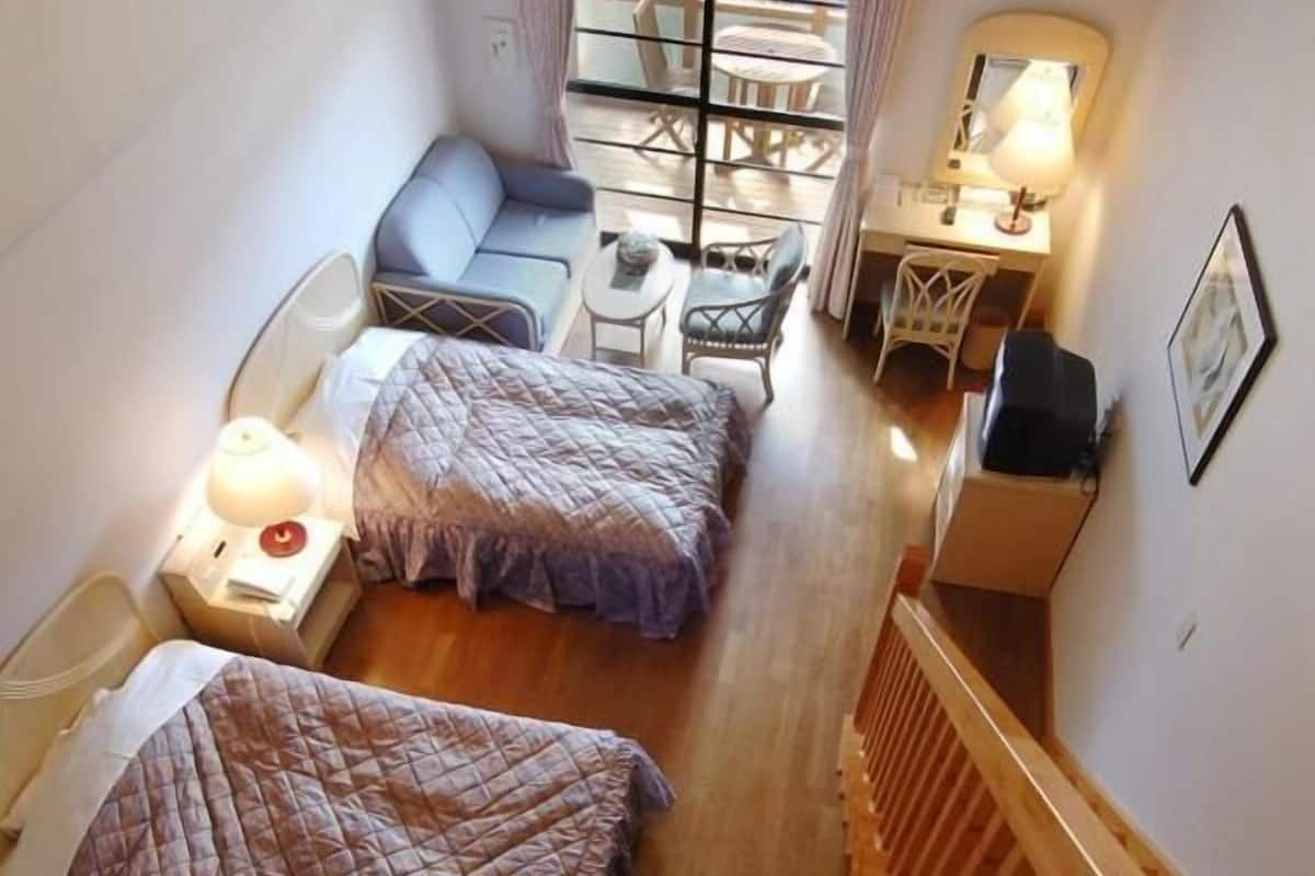 in-room safe, free wired internet, bed sheets