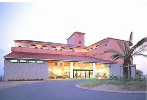 A hotel with a large entrance, multiple floors, and a prominent tower. - Resort Hotel Umibe no Kajuen (Konan)