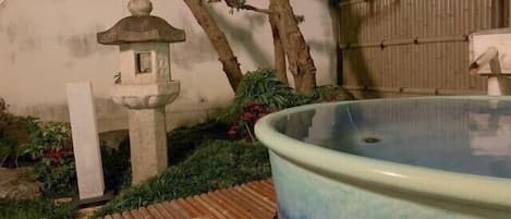 Outdoor spa tub