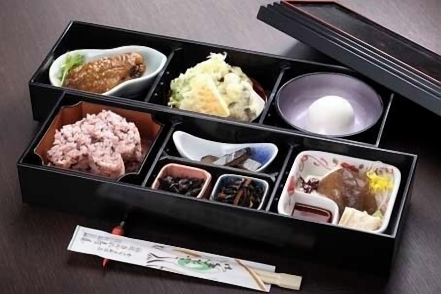 Una caja bento con diferentes alimentos.