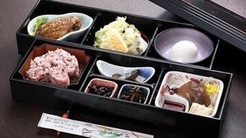Una caja bento con diferentes alimentos.
