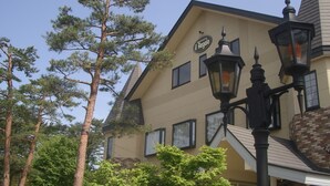 En bygning med et skilt, der viser "Il Regaldo", og en traditionel lygtepæl.