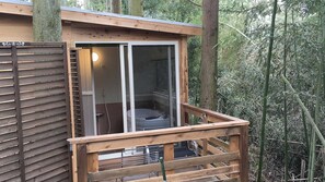 A wooden cabin with a balcony overlooking a forest. - Guest Inn Yashiro No Mori (Annaka)