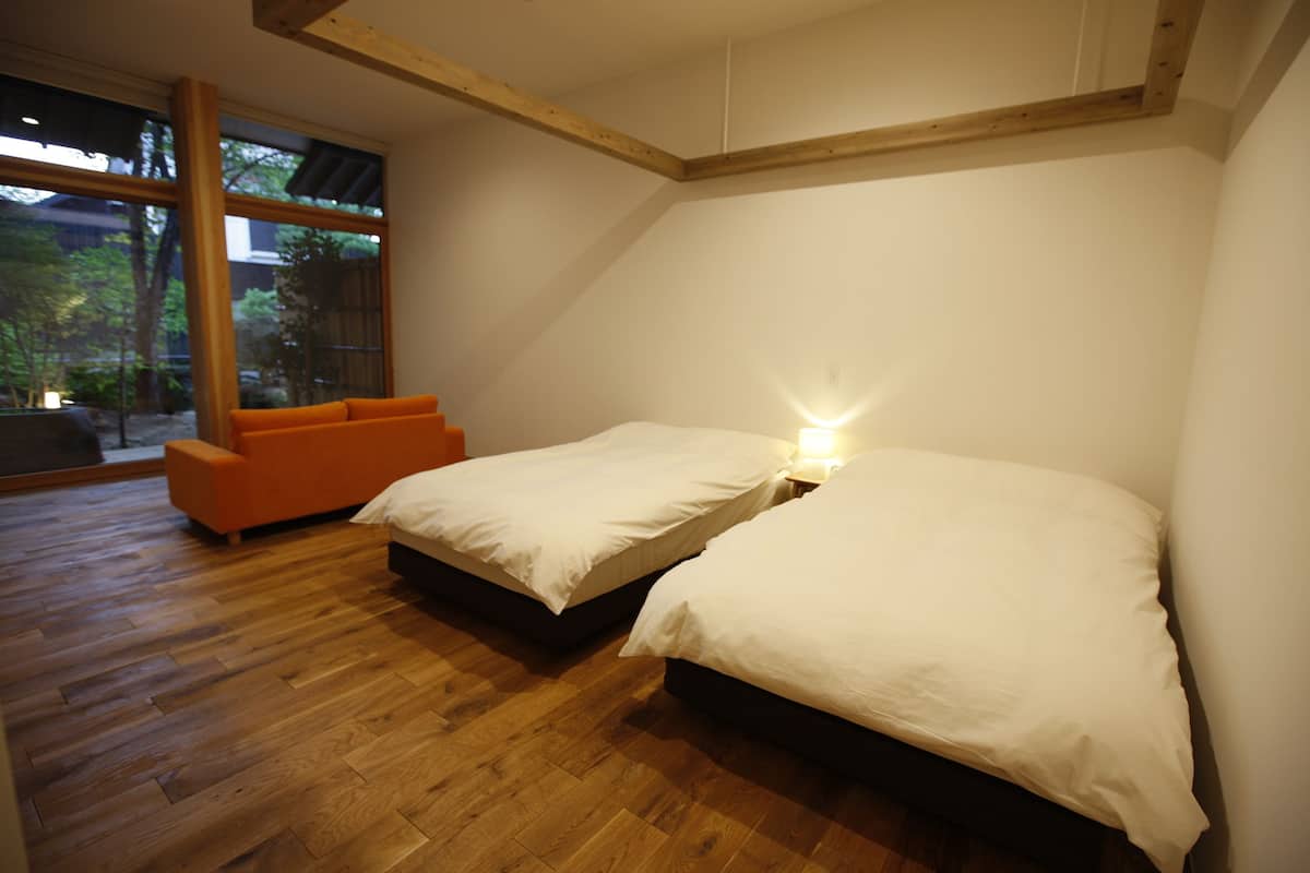 Habitación triple (Sakura View, 1F) | Caja de seguridad en la habitación, escritorio y insonorización