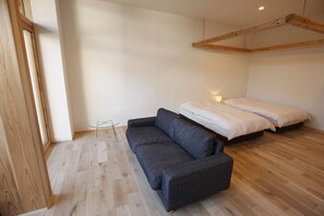 Tremannsrom – superior, hageutsikt | Safe på rommet, skrivebord, lydisolert og wi-fi (inkludert)