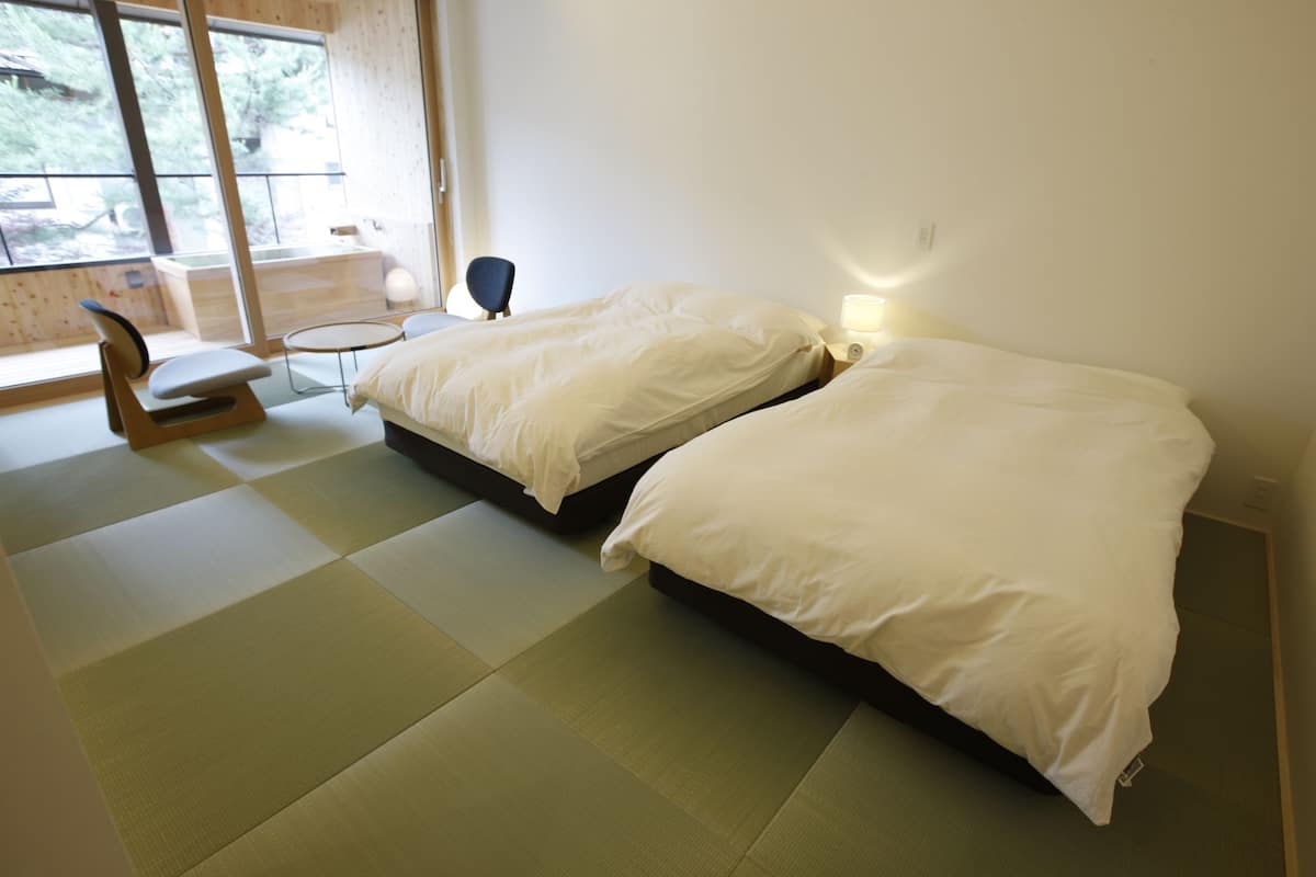Habitación con 2 camas individuales (Japanese Western Style, 2F) | Caja de seguridad en la habitación, escritorio y insonorización
