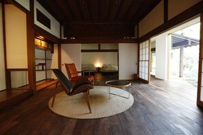 Tradisjonelt rom (Japanese Style Deluxe Suite) | Oppholdsområde | Flatskjerm-TV, iPad og DVD-spiller