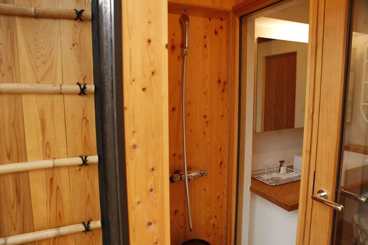 Habitación (Maisonette (For 3 Adults)) | Baño | Tina y regadera independientes y amenidades de baño gratuitas