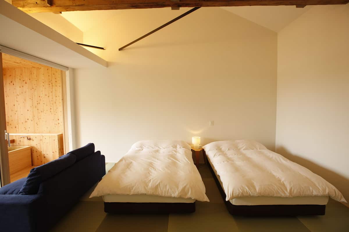 Habitación triple, vista al jardín ( 2F ) | Caja de seguridad en la habitación, escritorio y insonorización