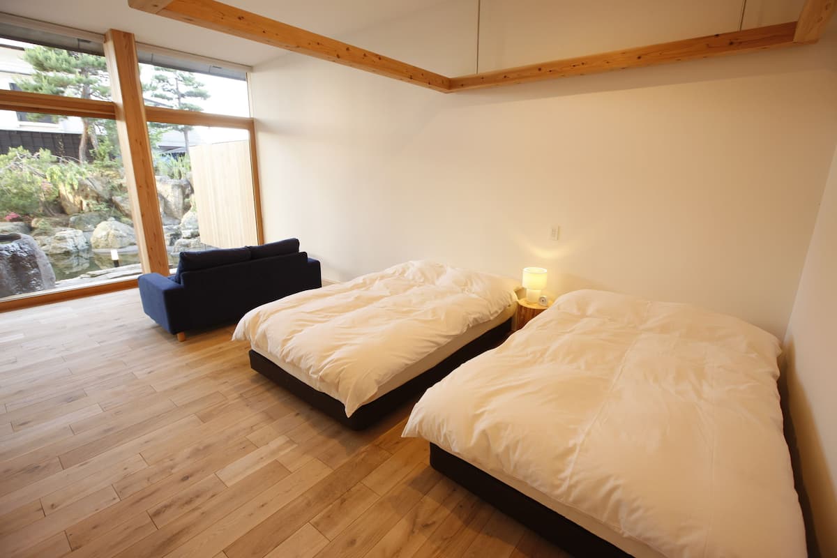 Habitación triple, vista al jardín ( 1F ) | Caja de seguridad en la habitación, escritorio y insonorización