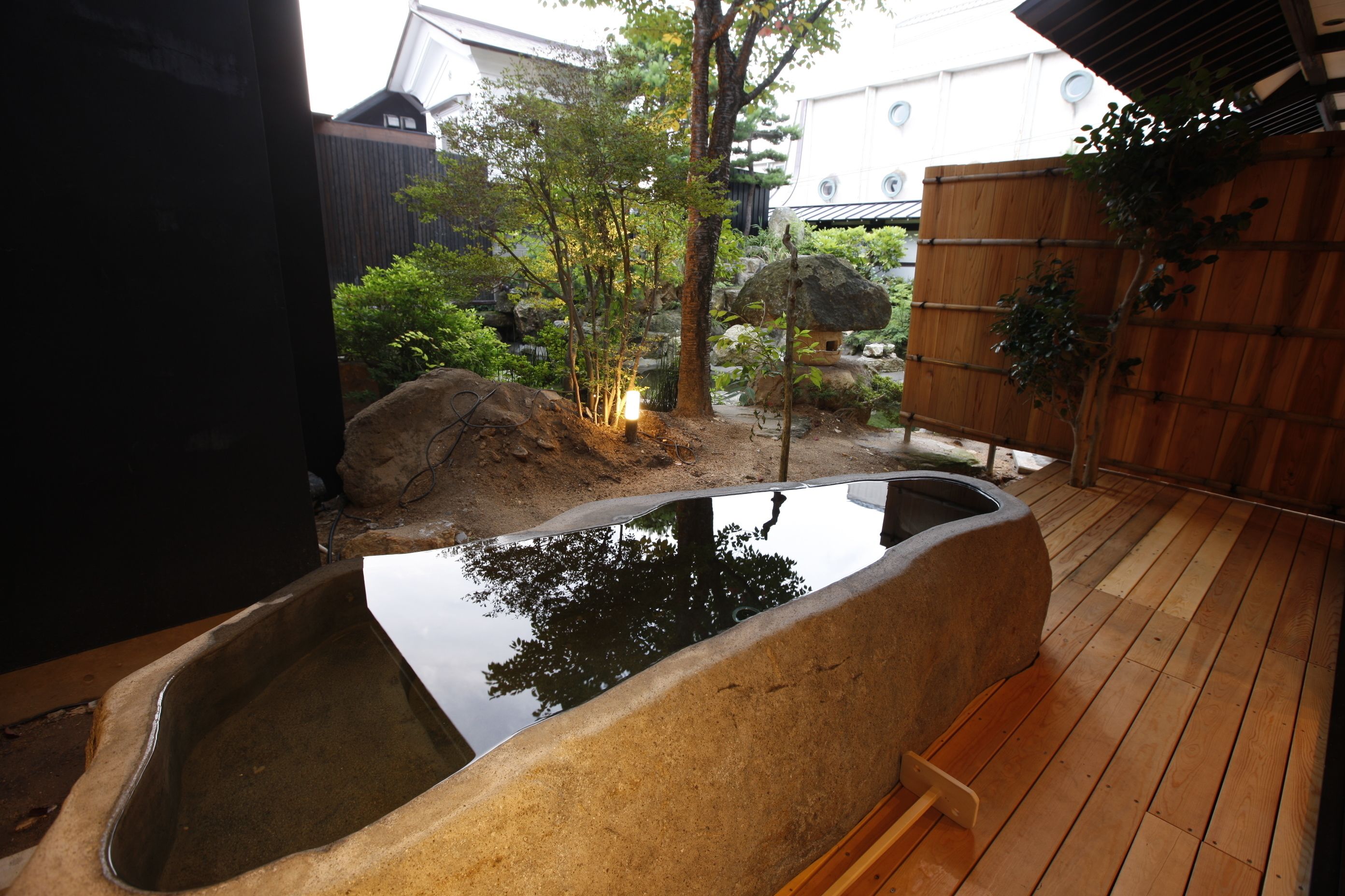 三人房 (Sakura View, 1F) | 浴室 | 獨立浴缸和淋浴設備、免費盥洗用品、吹風機、拖鞋