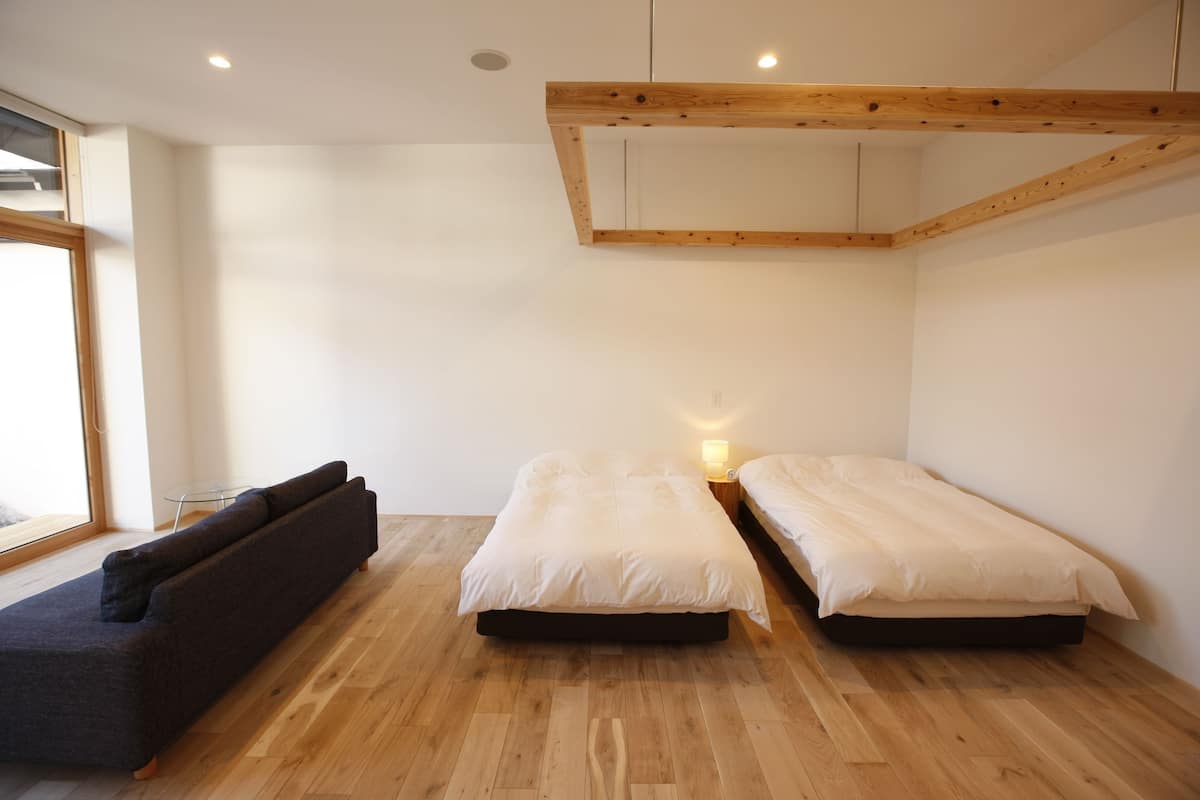 Habitación triple superior, vista al jardín | Caja de seguridad en la habitación, escritorio y insonorización