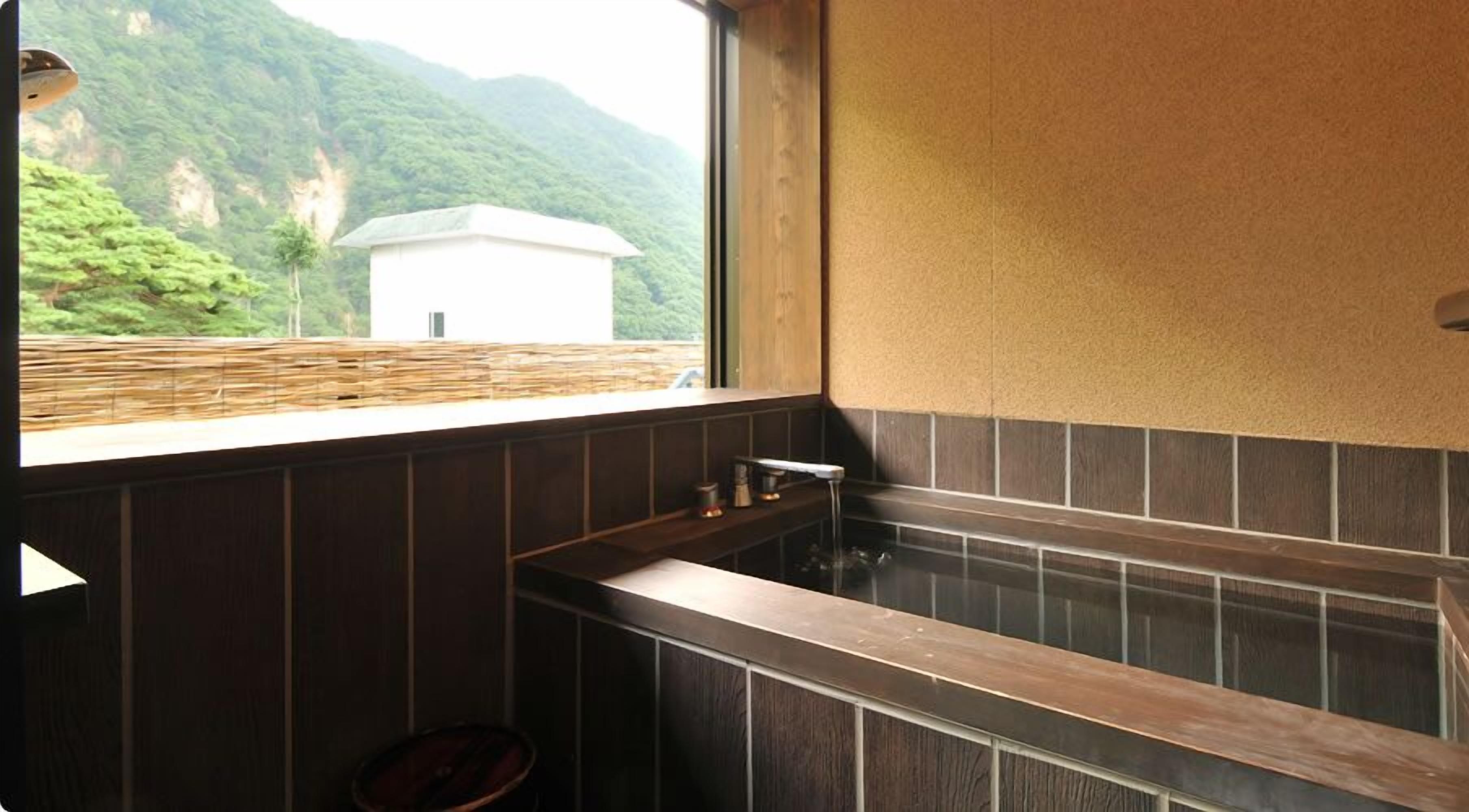 Deep-soaking bathtub