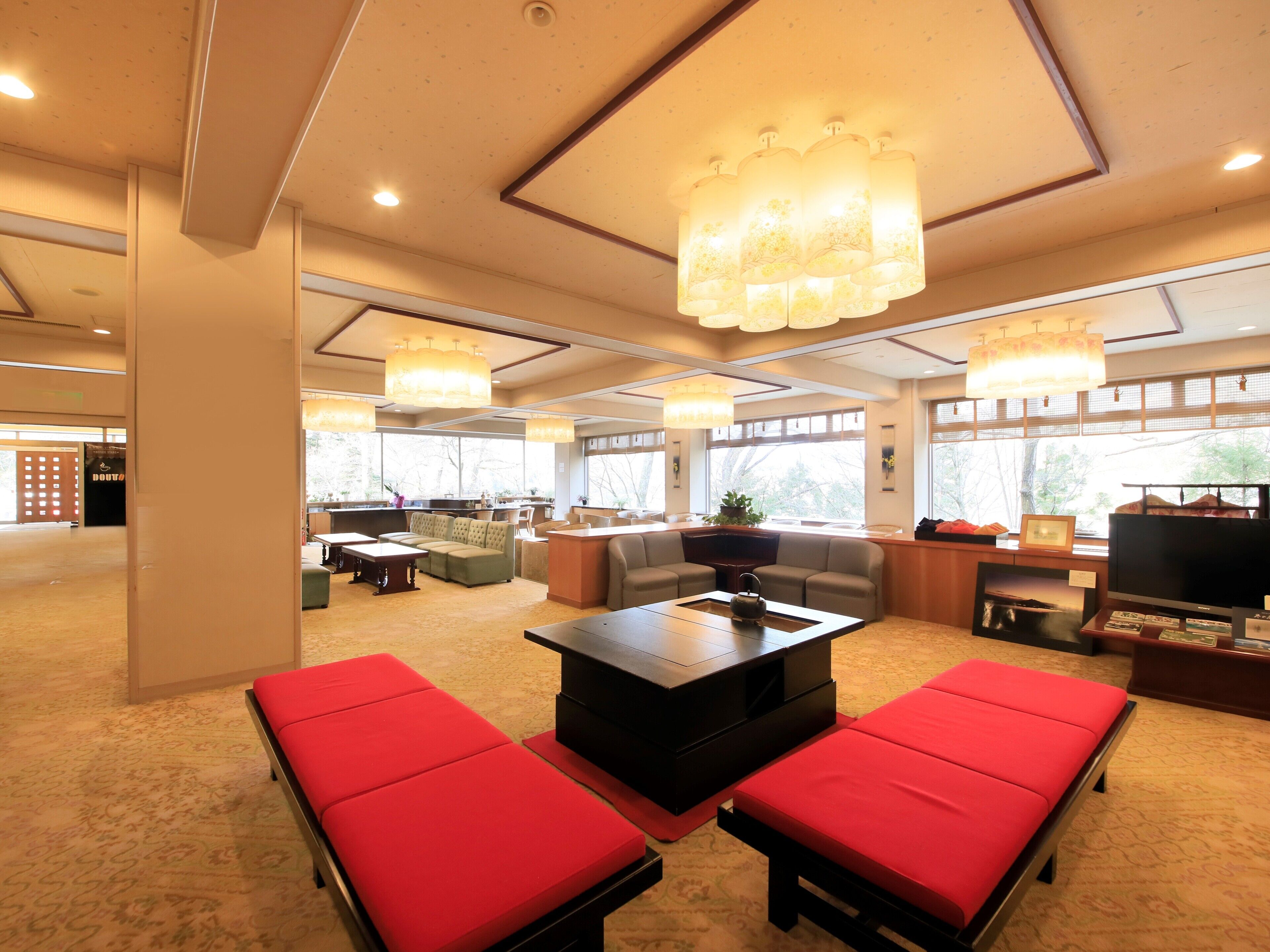 2 Bars/Lounges, Karaoke-Bar, Lobby-Lounge