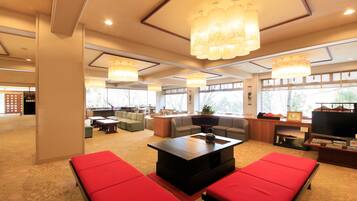 2 Bars/Lounges, Karaoke-Bar, Lobby-Lounge