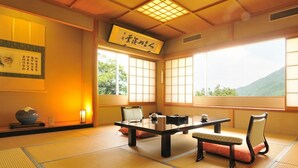 客室内のダイニングエリア