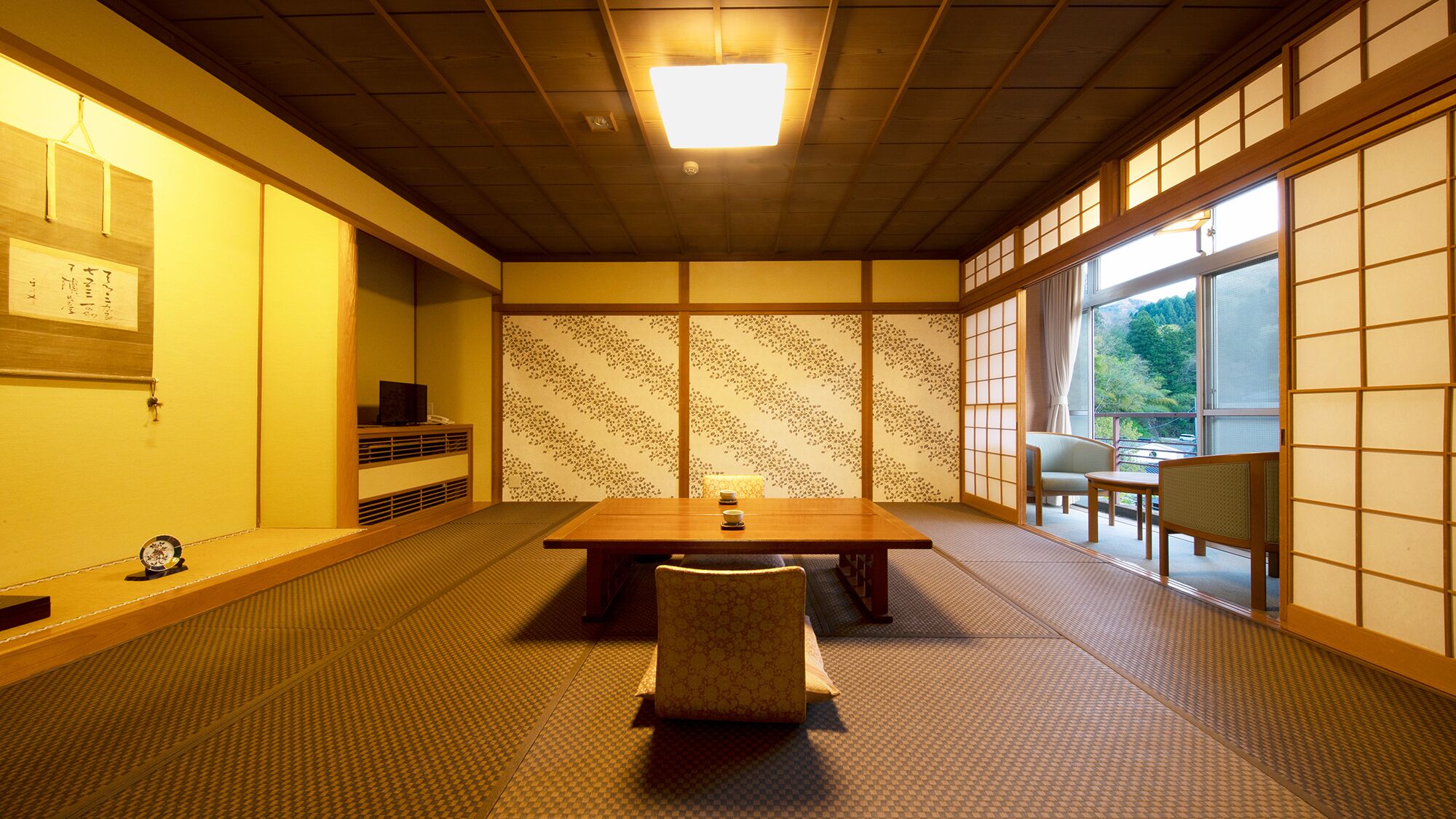 Une pièce de style japonais traditionnel, avec un sol recouvert de tatamis, une table basse et des portes coulissantes.