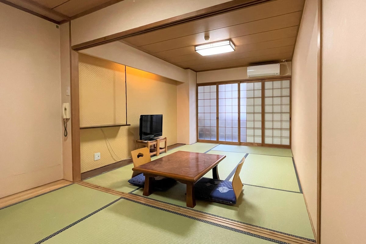 傳統客房 (Japanese Style, 4 people, Toilet) | 客房內保險箱、床單
