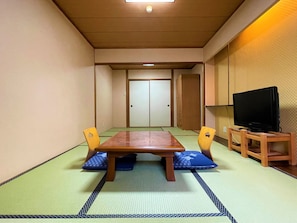 Quarto tradicional (Japanese Style, 4 people, Toilet) | Cofres nos quartos, roupa de cama