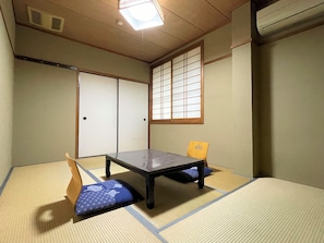 Quarto tradicional (Japanese Style,2 people,Shared Toilet) | Cofres nos quartos, roupa de cama