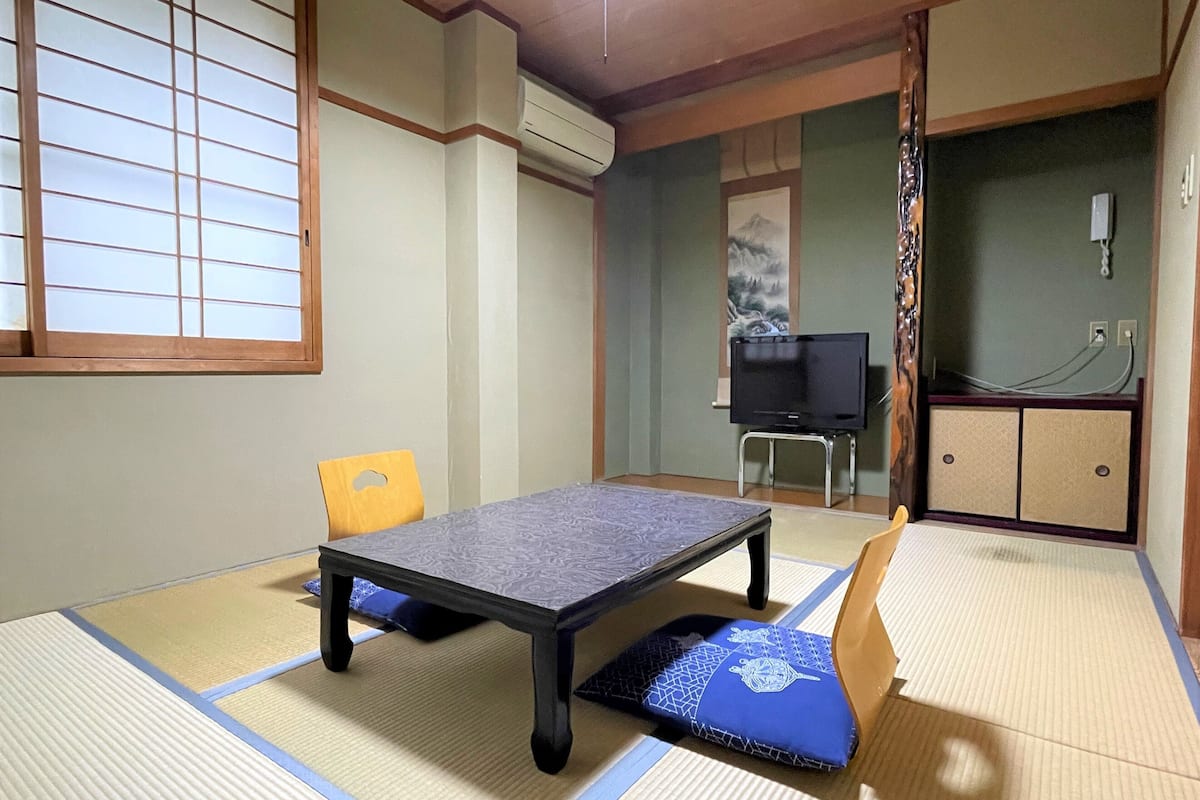 傳統客房 (Japanese Style,2 people,Shared Toilet) | 客房內保險箱、床單