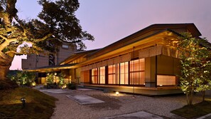 المنشأة من الخارج