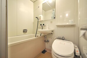 Un baño con bañera, lavabo e inodoro.