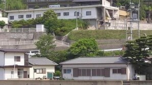 A coastal residential area with traditional Japanese houses, a beach, and a large building with multiple floors. - Takamatsu Hotel Sakika (Takamatsu)
