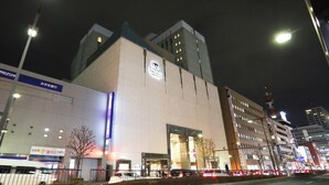 Un edificio con un cartel que dice 'MIZUHO' y 'Hotel MIZUHO'.