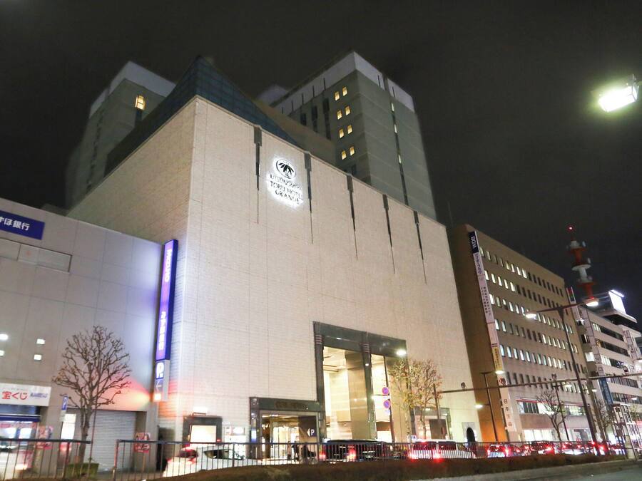 A building with a sign for 'MIZUHO' and 'Hotel MIZUHO.'