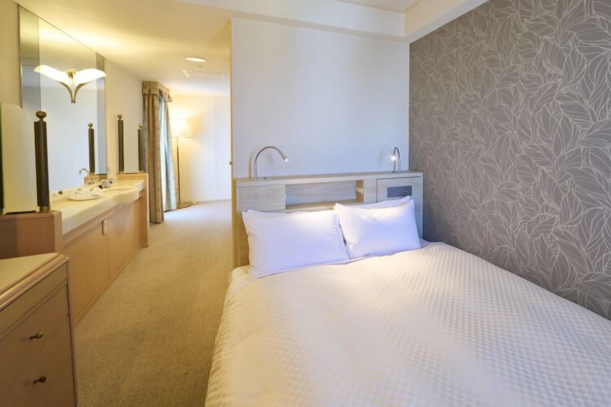 Desk, blackout curtains, free WiFi, bed sheets