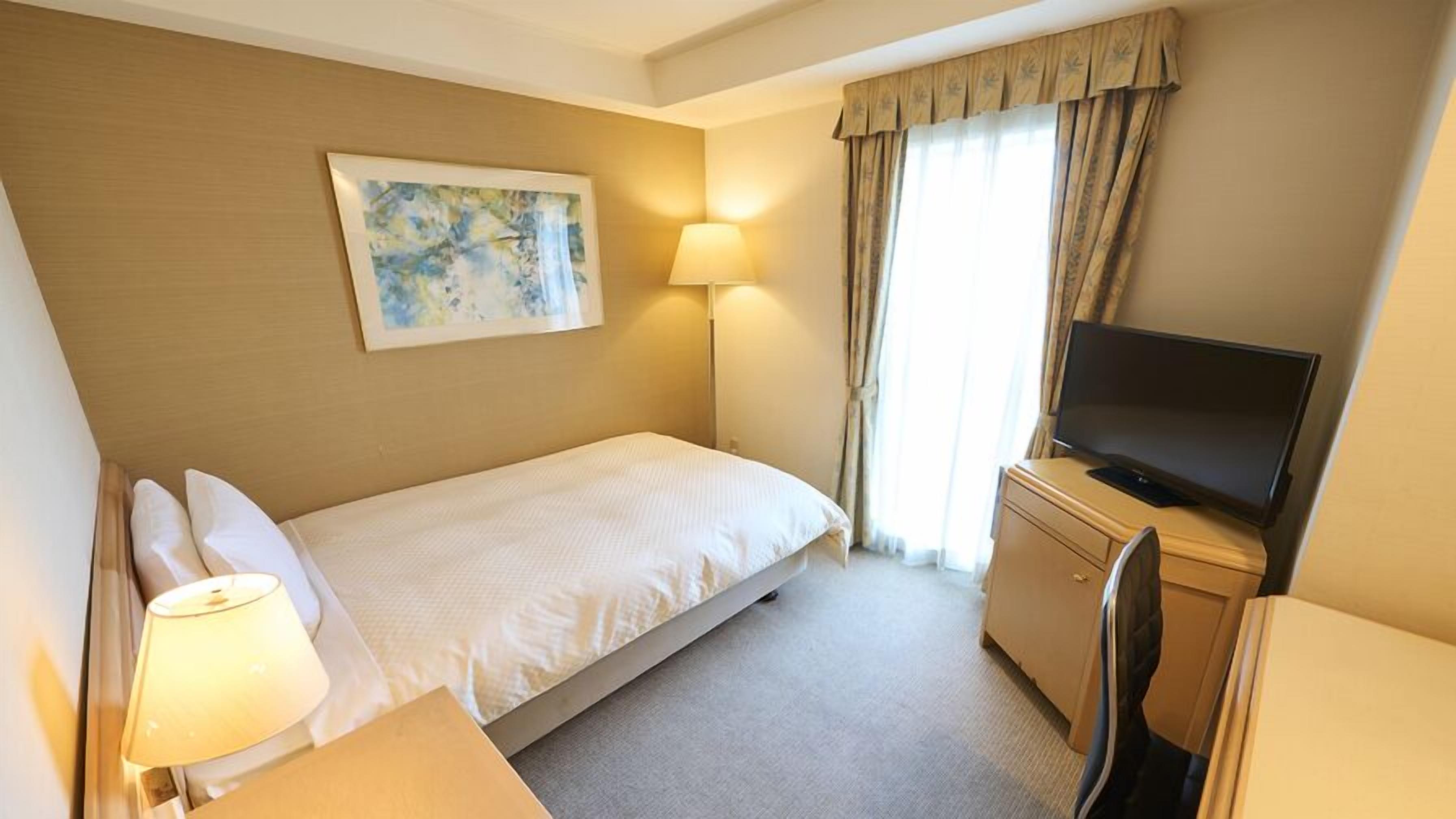 Escritorio, cortinas blackout, wifi gratis y ropa de cama 
