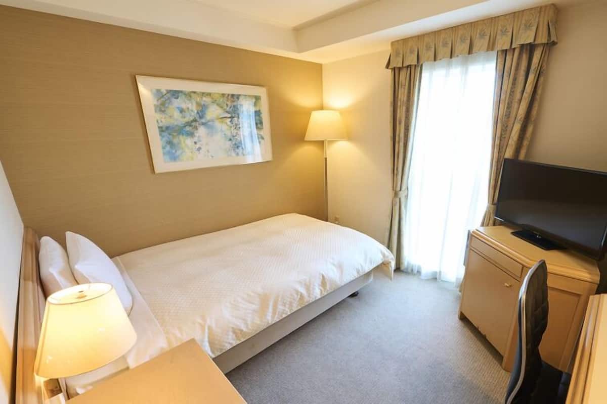 Desk, blackout drapes, WiFi (free), bed sheets