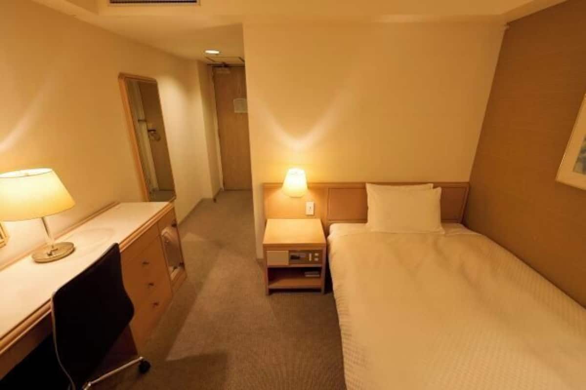 1 bedroom, desk, blackout drapes, free WiFi
