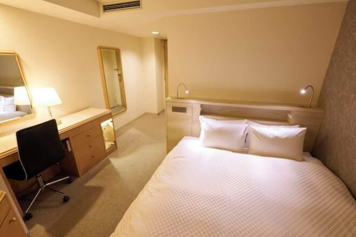 1 bedroom, desk, blackout drapes, free WiFi
