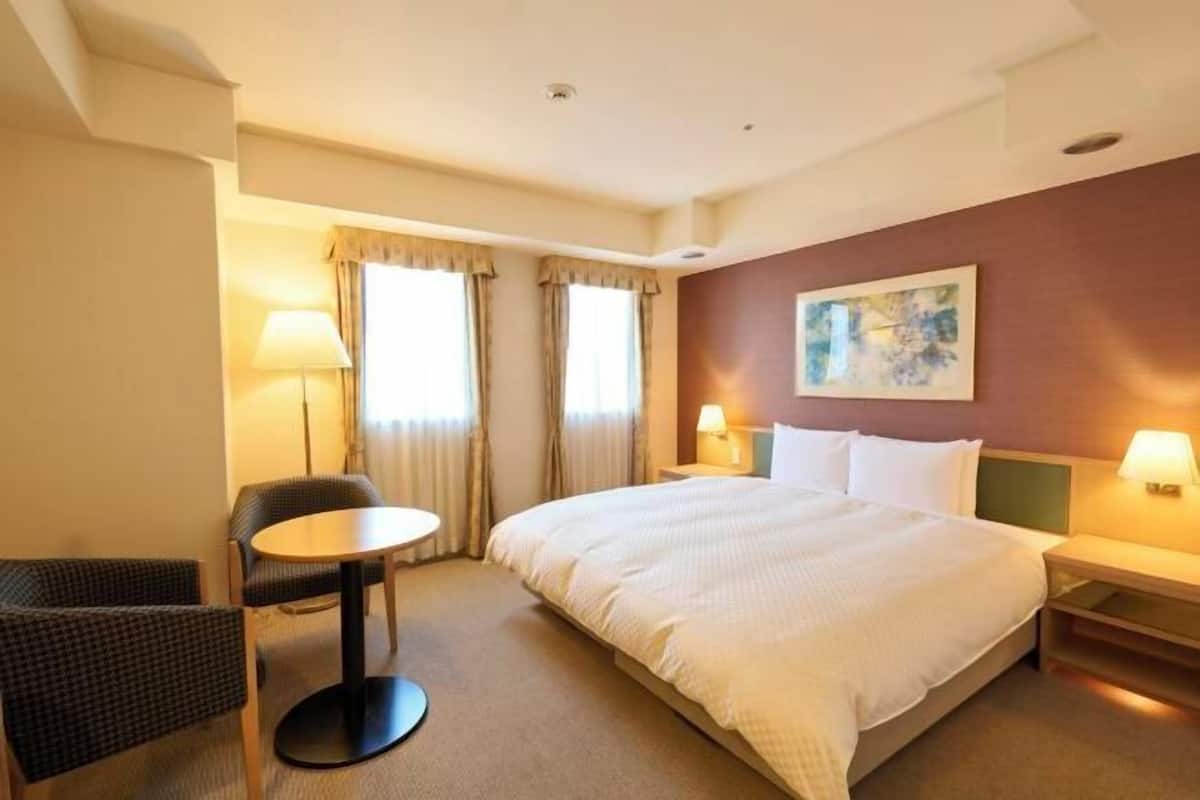Desk, blackout drapes, free WiFi, bed sheets