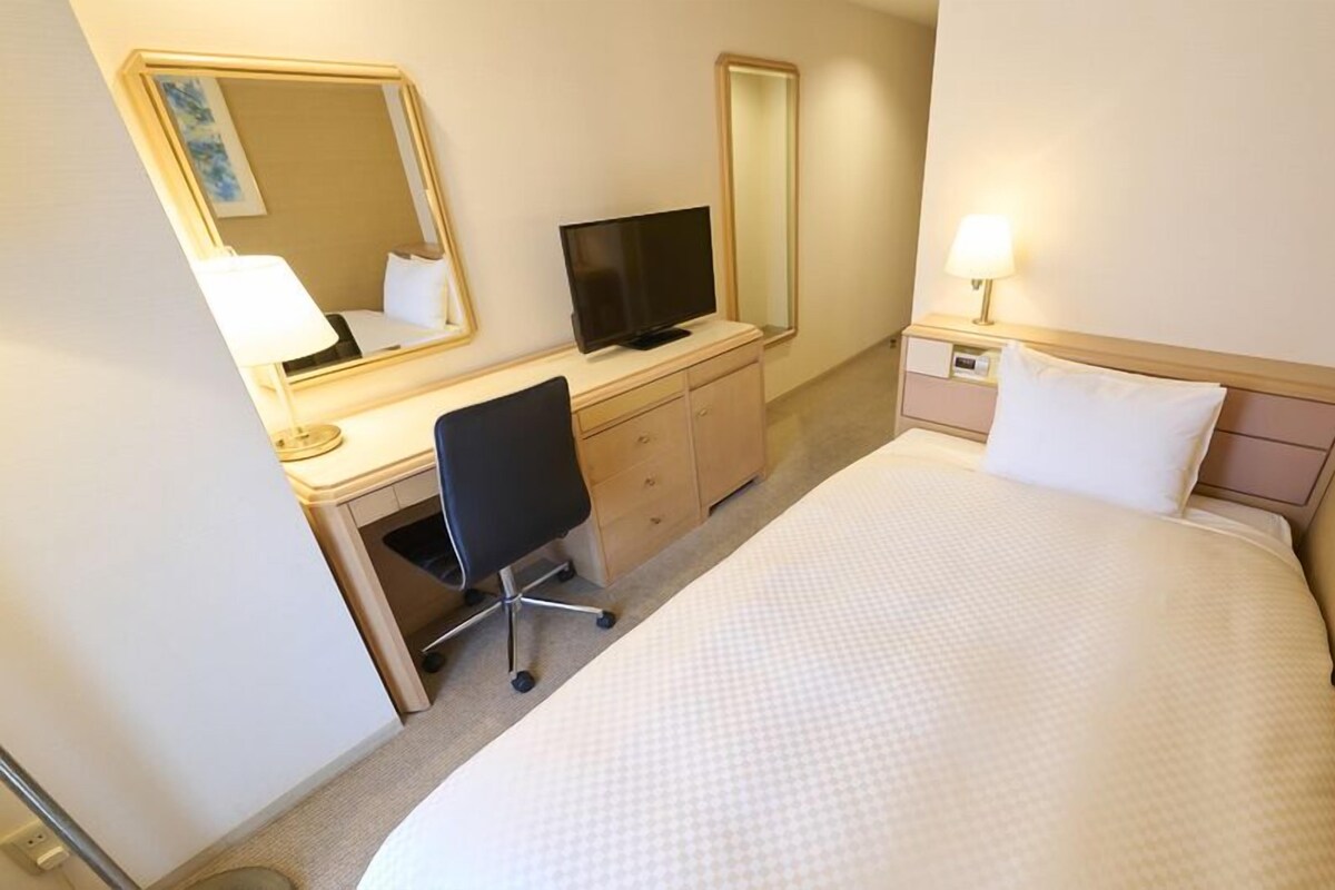Desk, blackout curtains, free WiFi, bed sheets