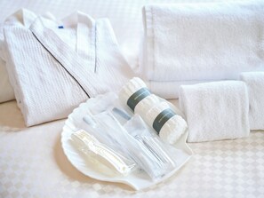 Desk, blackout curtains, free WiFi, bed sheets - Utsunomiya Tobu Hotel Grande (Utsunomiya)