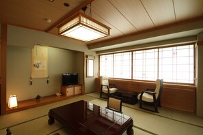 Quarto tradicional, vista para o lago | Cofres nos quartos, ferros/tábuas de passar roupa