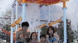 A water play area with a structure overhead and a pool. - Marugame Plaza Hotel (Marugame)