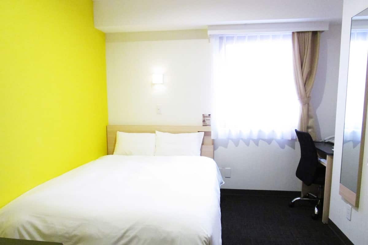 Desk, blackout drapes, free WiFi, bed sheets