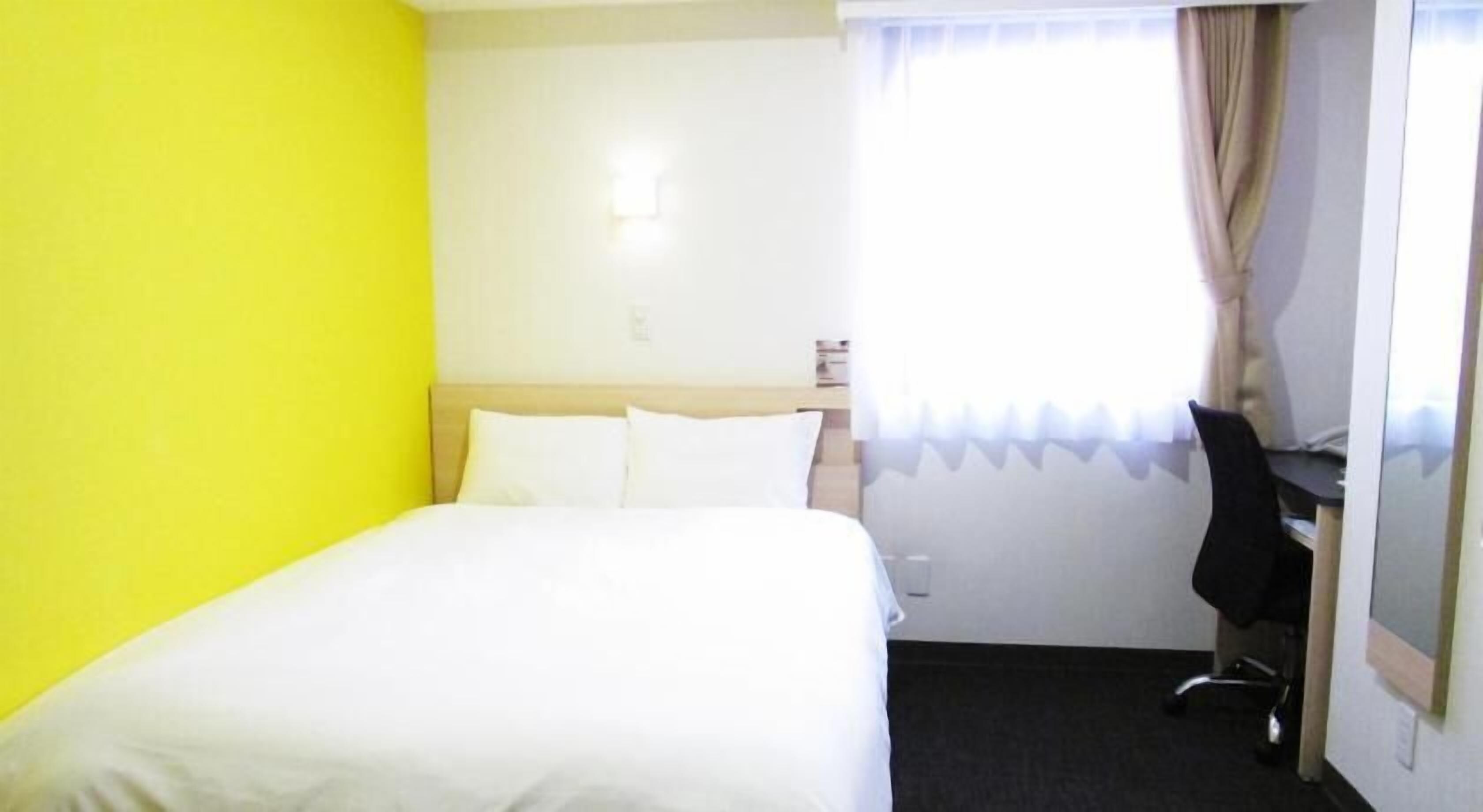 Desk, blackout drapes, free WiFi, bed sheets