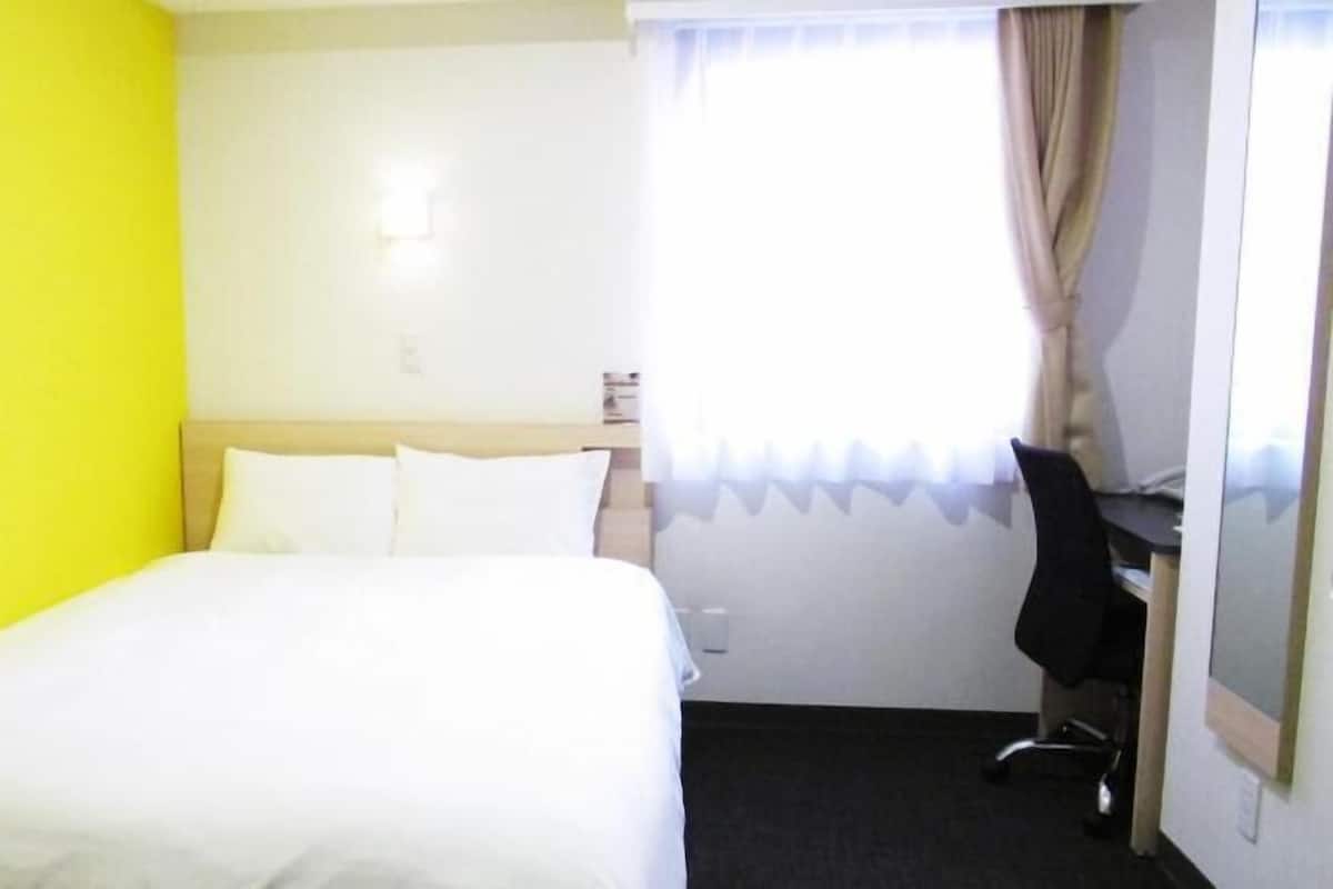 Desk, blackout drapes, free WiFi, bed sheets