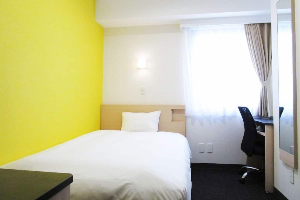 Desk, blackout drapes, free WiFi, bed sheets