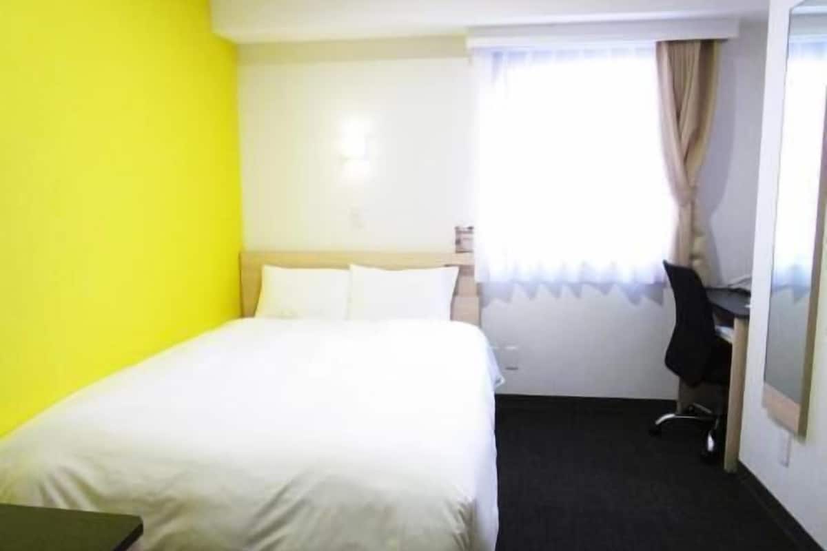 Desk, blackout drapes, free WiFi, bed sheets